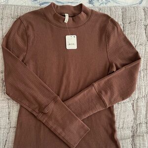 Free People NWT - Brown Mock Neck Ribbed Long Sleeve Top (XL)